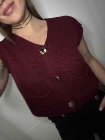 CHALECO BURDEOS BOTONES